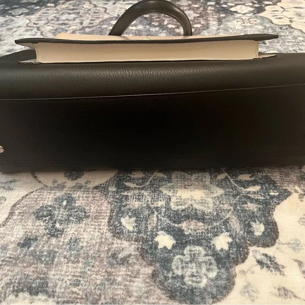 Kate Spade Black and Cream Shoulder Bag with Modern Elegance